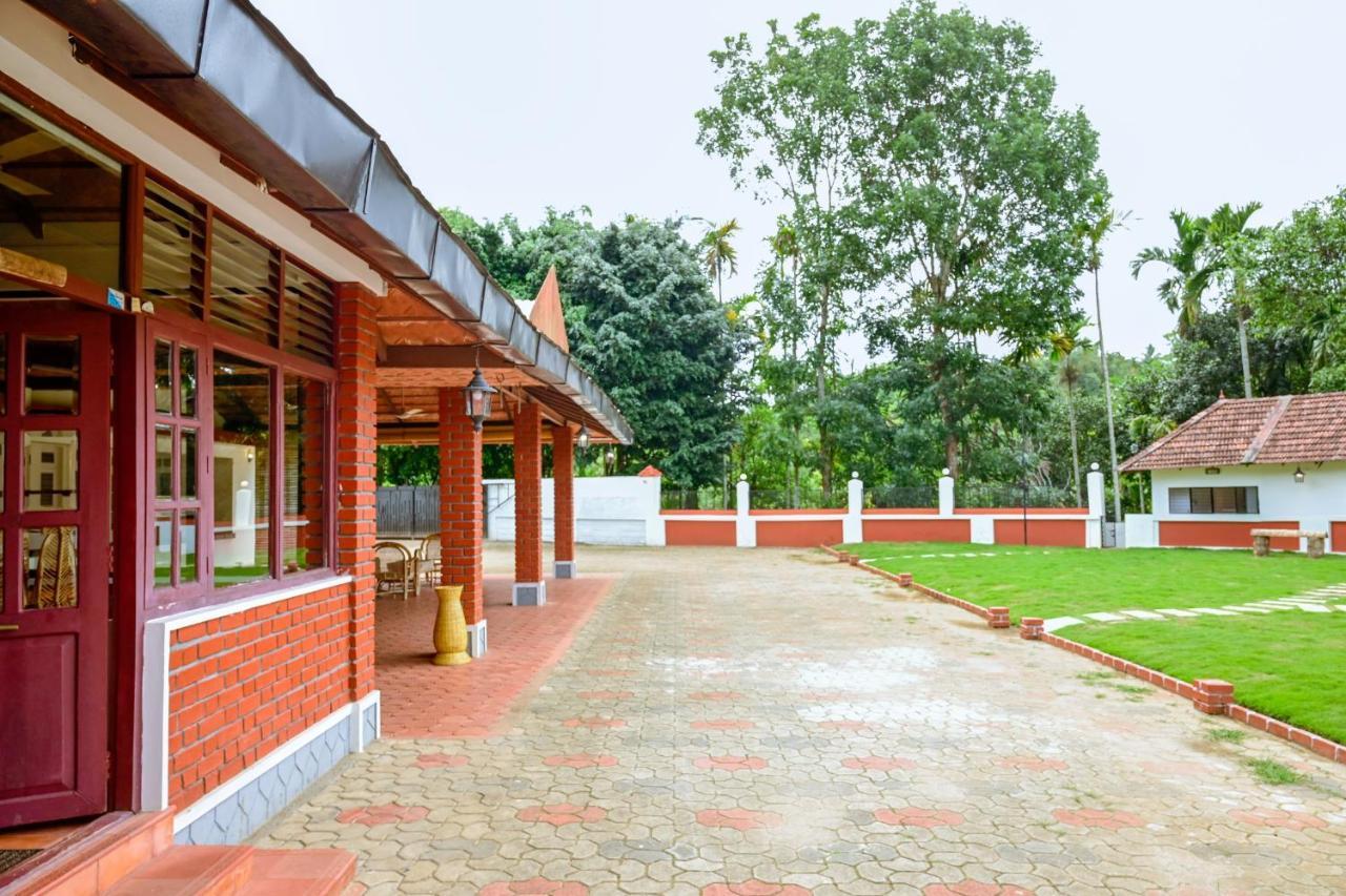 Hotel The Shire Sultan Bathery Esterno foto